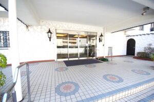 秀和幡ヶ谷レジデンス-エントランス潜ると管理室があって異常なほどに外部者をブロックしていたけど今は管理人さん1人。通常運転になりました