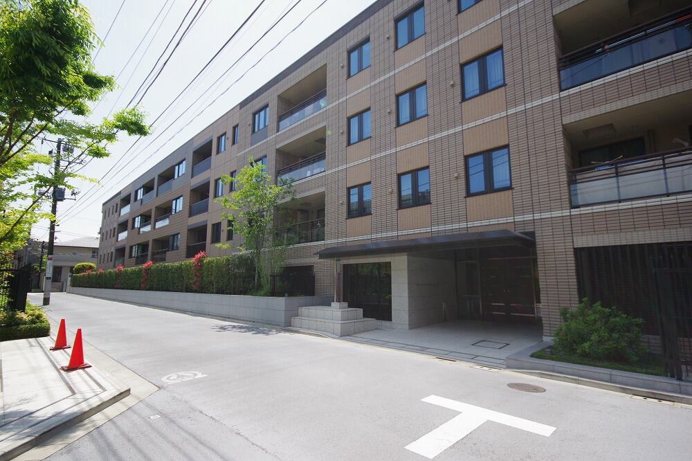 清邸の外観。通り沿いに生垣が続く