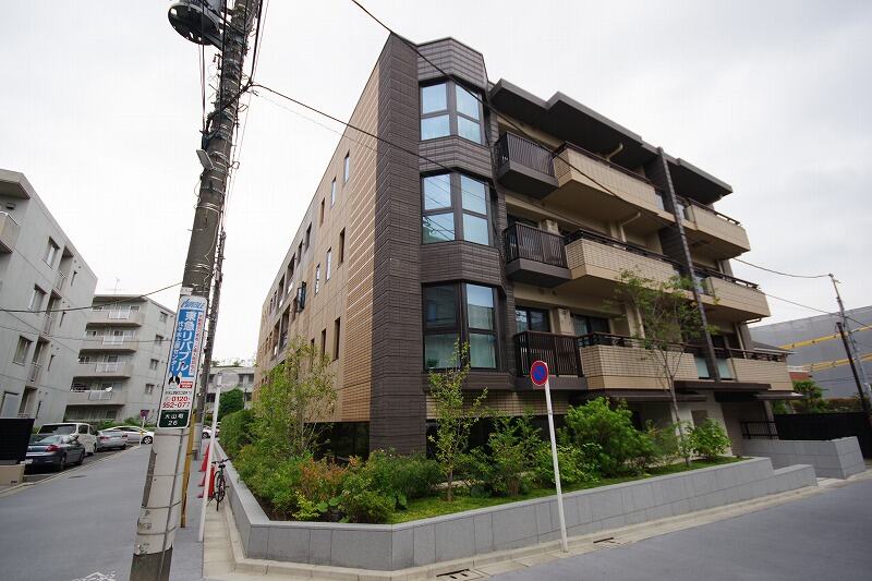 パークコート渋谷大山町ザプラネ翠邸の外観。角に出窓が重なる
