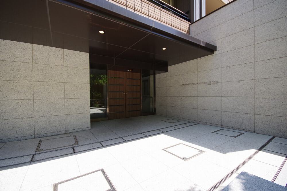 悠邸のエントランス。木目の扉と深い庇