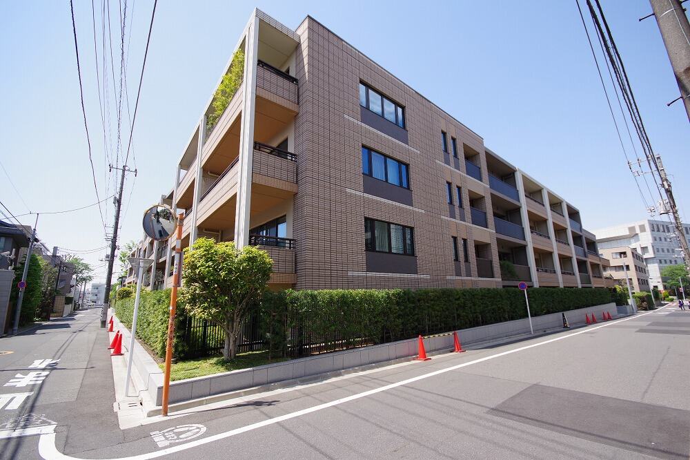 角地に建つ悠邸の外観